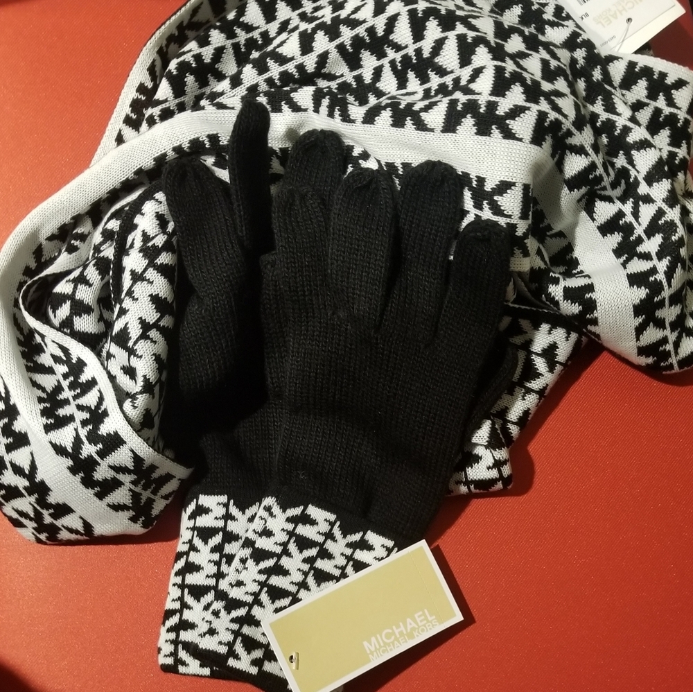 New nicely wrapped MK gloves & infinity scaf - Picture 1 of 3